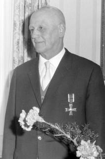 ARH NL Mellin 02-072/0014, Heimatkundler Richard Brandt nach der Verleihung des Niedersächsischen Verdienstkreuz am Bande an ihn, ohne Datum