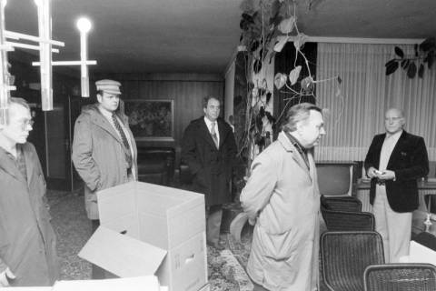 ARH NL Mellin 02-072/0017, Gruppe von Menschen in einer Wohnung?, ohne Datum