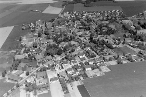 ARH NL Mellin 02-074/0002, Luftbild eines Ortes, ohne Datum
