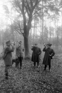 ARH NL Mellin 02-074/0005, Jagdhornbläser im Wald, ohne Datum