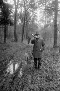 ARH NL Mellin 02-074/0009, Jagdhornbläser mit Hund im Wald, ohne Datum