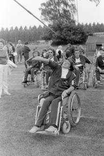 ARH NL Mellin 02-075/0003, Leichtathletiker des VSG Bad Pyrmont im Rollstuhl beim Speerwurf, ohne Datum