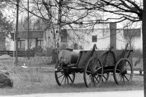 ARH NL Mellin 02-076/0010, Ein Wagen vor Wohnhäusern, ohne Datum