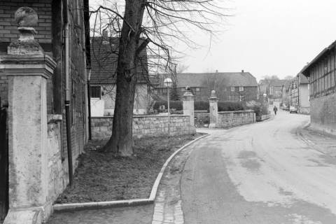 ARH NL Mellin 02-076/0016, Blick eine Straße entlang, ohne Datum