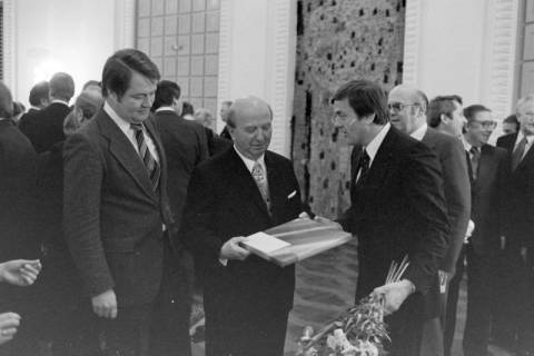 ARH NL Mellin 02-080/0001, Mann überreicht ein Geschenk und gratuliert Gehrdens Bürgermeister und Vorstandsvorsitzenden der Kreissparkasse Hannover Gerhard Oberkönig bei einer Veranstaltung, ohne Datum