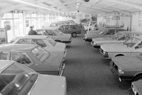 ARH NL Mellin 02-080/0009, Ausstellungsraum des VW-Autohauses Rudolf Petzold in der Burgdorfer Straße, Lehrte, um 1975