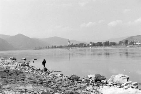 ARH NL Mellin 02-081/0010, Blick über die Donau auf die Pfarrkirche und den Ort, Unterloiben, ohne Datum