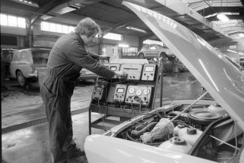 ARH NL Mellin 02-082/0006, Werkstatt des VW-Autohauses Rudolf Petzold an der Burgdorfer Straße, Lehrte, um 1975