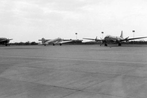 ARH NL Mellin 02-083/0005, Blick aus einem Bus auf parkende Flugzeuge am Flughafen Paris-Orly(?), ohne Datum