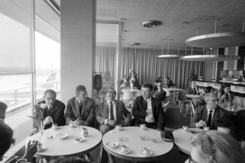 ARH NL Mellin 02-084/0010, Gruppe von Männern in einem Restaurant am Flughafen Paris-Orly, um 1975