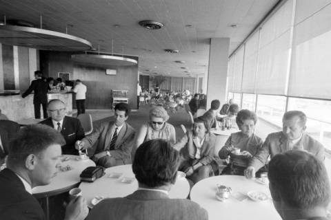 ARH NL Mellin 02-084/0011, Gruppe von Personen in einem Restaurant am Flughafen Paris-Orly, um 1975