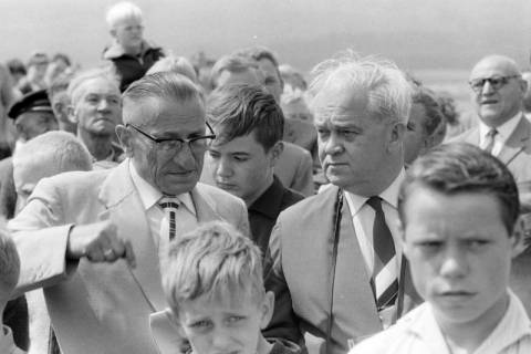 ARH NL Mellin 02-086/0012, Menschenmenge zur Eröffnung der vierspurigen B 217, Springe, ohne Datum