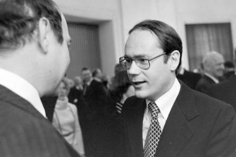 ARH NL Mellin 02-086/0016, Mann bei einer Veranstaltung (anlässlich des Gehrdener Bürgermeisters Gerhard Oberkönig?), ohne Datum
