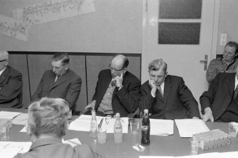 ARH NL Mellin 02-087/0006, Männer bei einer Versammlung, ohne Datum