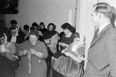 ARH NL Mellin 02-088/0007, Strickende Frauen, ohne Datum