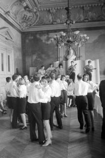 ARH NL Mellin 02-089/0003, Tanzpaare aus Burgdorf(?) in einem Saal des Mairie de Vanves (Rathaus), Vanves, ohne Datum