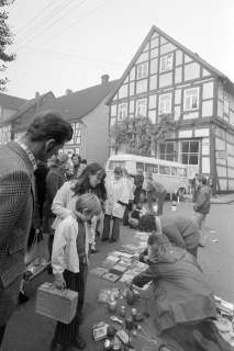 ARH NL Mellin 02-090/0005, Flohmarkt an der Kreuzung Neue Torstraße/Mittelstraße, Burgdorf, ohne Datum