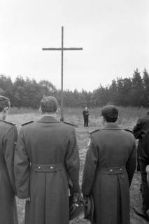 ARH NL Mellin 02-092/0010, Gedenkfeier am Feldkreuz vor dem Wald, Metel, ohne Datum