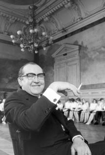 ARH NL Mellin 02-094/0013, Jobst Joachim Schulz (Konrektor und Musiklehrer)? im Saal des Mairie de Vanves (Rathaus) anlässlich der Aufführung eines Schulchores aus Burgdorf, Vanves, ohne Datum