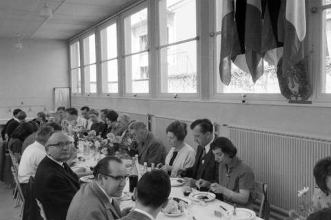 ARH NL Mellin 02-094/0017, Personen beim gemeinsamen Essen, Vanves?, ohne Datum