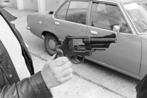 ARH NL Mellin 02-096/0011, Mann präsentiert einen Revolver, der im Zusammenhang mit einem tödlichen Vorfall in der Namedorfstraße steht(?), Bemerode, ohne Datum