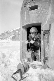 ARH NL Mellin 02-098/0003, Ein Sprengmeister? bei der Auslösung einer Sprengung in einem verschneiten Steinbruch, ohne Datum