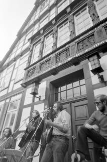ARH NL Mellin 02-098/0012, Auftritt einer Band vor dem Rathaus I, Burgdorf, ohne Datum