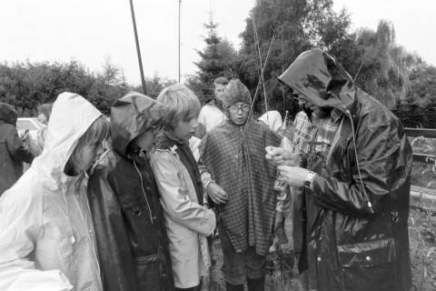 ARH NL Mellin 02-101/0007, Ein Mann erklärt einer Gruppen Jugendlichen das Angeln, um 1970
