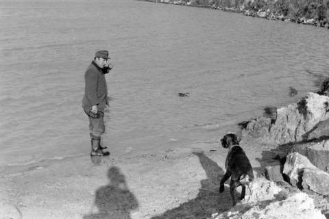 ARH NL Mellin 02-101/0010, Jäger bringt einem Jagdhund bei, einen Vogel aus einem See zu holen, ohne Datum