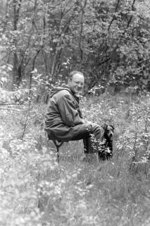 ARH NL Mellin 02-102/0011, Ein Mann (Jäger?) mit Hund im Wald sitzend, um 1970