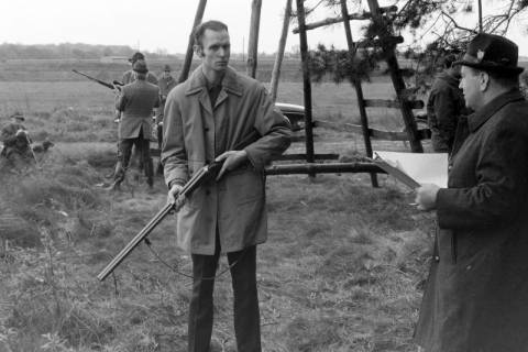 ARH NL Mellin 02-102/0015, Gruppe von Jägern mit Gewehren am Waldrand an einem Hochstand, um 1970