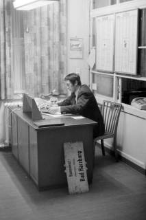 ARH NL Mellin 02-103/0005, Bahn-Mitarbeiter bei der Arbeit in einem Büro, Lehrte?, um 1970