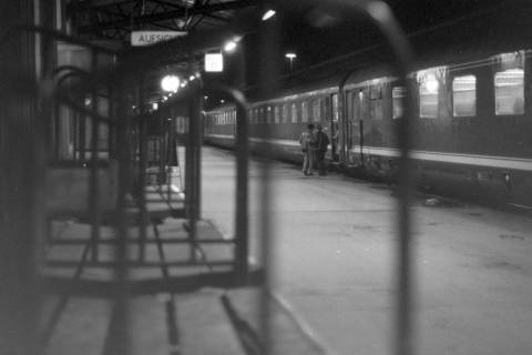 ARH NL Mellin 02-103/0006, Zwei Menschen beim Einsteigen in einen Zug am Gleis 11, Lehrte, um 1970