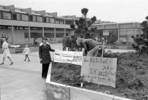 ARH NL Mellin 02-103/0013, Protestplakate an einer Schule, um 1970