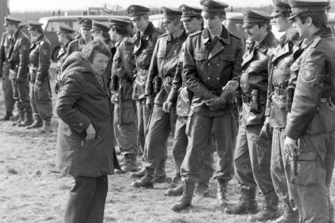ARH NL Mellin 02-104/0001, In einer Reihe stehende Polizisten, um 1970