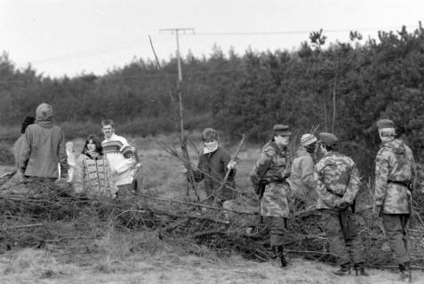 ARH NL Mellin 02-104/0003, Männer des Bundesgrenzschutz (BGS) in Sumpftarn gekleidet mit Privatpersonen beim Sammeln von Ästen(?), um 1970