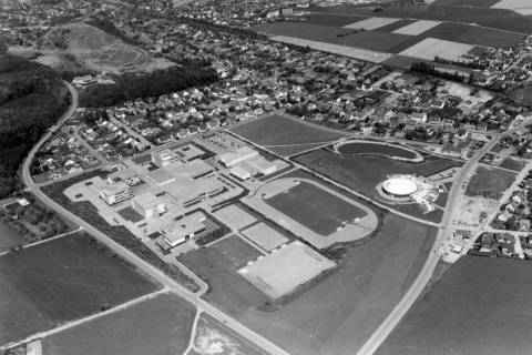 ARH NL Mellin 02-104/0004, Schulzentrum, Deisterbad und Blick auf die Stadt, Barsinghausen, um 1970