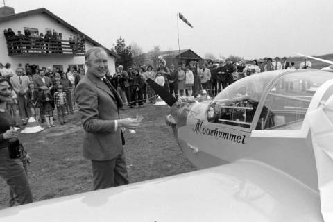 ARH NL Mellin 02-104/0012, Einweihungsfeier für das Motorsegelflugzeug "Moorhummel" (Typ SF 25 C Falke) , um 1970