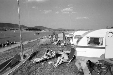 ARH NL Mellin 02-105/0013, Blick über einen Campingplatz und den angrenzenden Fluss (Weser?), um 1970