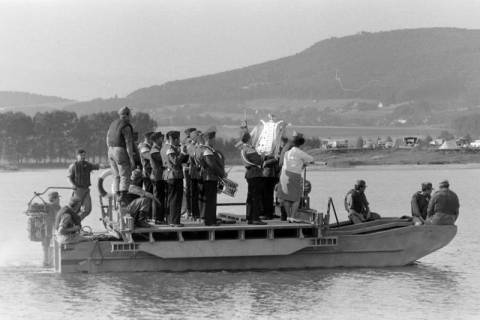 ARH NL Mellin 02-105/0014, Ein Spielmannszug auf einem Boot, um 1970