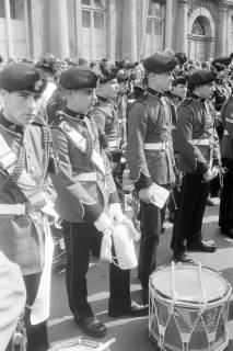 ARH NL Mellin 02-106/0010, Musikkorps? vor einem Amtsgerichtsgebäude, um 1970