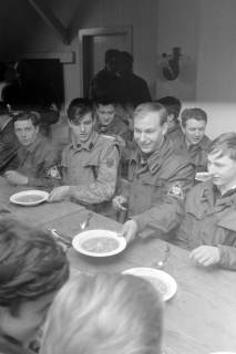 ARH NL Mellin 02-106/0018, Männer des Technischen Hilfswerks (THW) beim gemeinsamen Essen nach einer Übung/einem Einsatz, um 1970