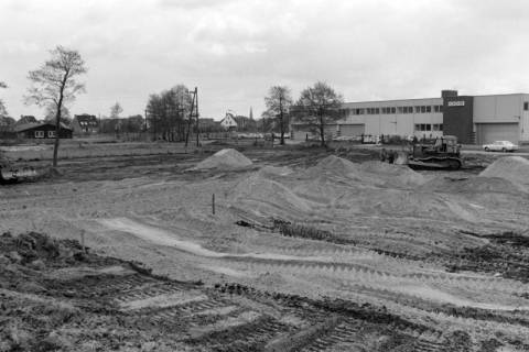 ARH NL Mellin 02-107/0003, Planierraupe auf einer Baustelle neben einem REWE-Markt, um 1970