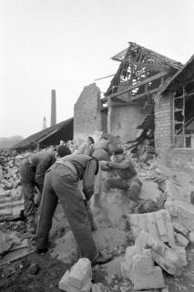 ARH NL Mellin 02-107/0009, Feuerwehrleute? bei einer Hausruine, um 1970