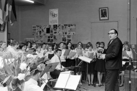 ARH NL Mellin 02-108/0014, Auftritt/Übung eines Schulchores aus Burgdorf bei/für eine Gala mit deutschen Volksliedern, Vanves?, ohne Datum