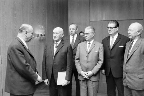ARH NL Mellin 02-109/0008, Georg Diederichs (links) mit dem Träger des Niedersächsischen Großen Verdienstkreuzes und vier weiteren Männern, um 1970