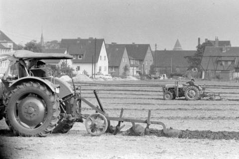 ARH NL Mellin 02-110/0003, Teilnehmer beim Leistungspflügen, um 1975