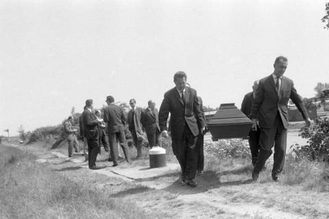 ARH NL Mellin 02-110/0011, Vier Männer beim Abtransportieren eines Sarges von der Fundstelle einer männlichen Leiche am Ufer eines Flusses, um 1975