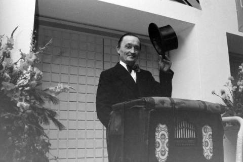 ARH NL Mellin 02-110/0024, Drehorgelspieler? beim Presseball(?) im Eingangsbereich des Hannover Congress Centrum (HCC), Hannover, wohl 1979