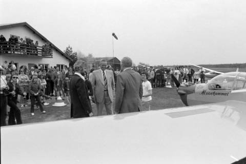 ARH NL Mellin 02-111/0019, Einweihungsfeier für das Motorsegelflugzeug "Moorhummel" (Typ SF 25 C Falke), um 1970